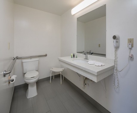 Redwood Creek Inn - Accessible Private Bathroom