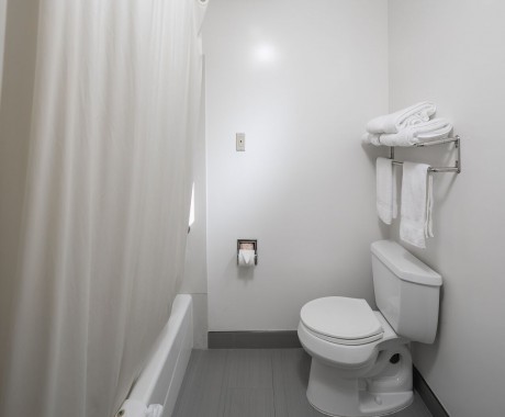 Redwood Creek Inn - Private Bathroom