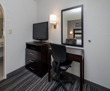 Redwood Creek Inn - Standard Queen Desk Area