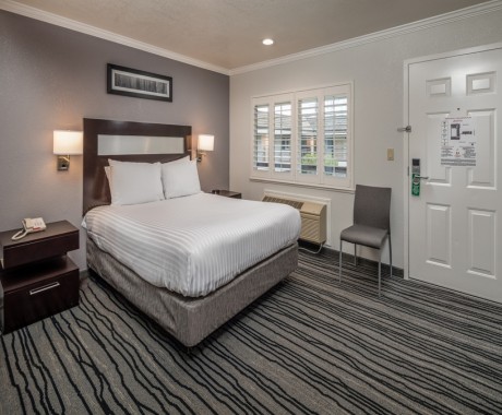 Redwood Creek Inn - Guest room with a Queen Bed